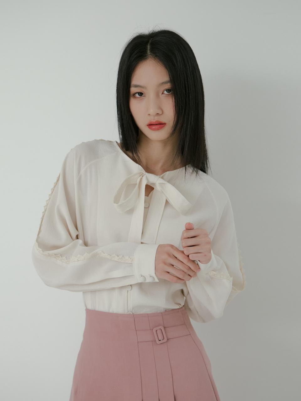 RIBBON TIE LACE DART BLOUSE_LIGHT BEIGE - mars en avril - Modalova