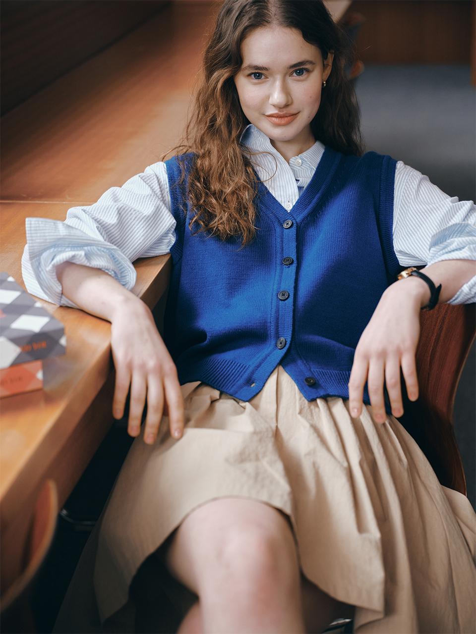 Ocaella V-neck Open Knit Vest [/Teal blue] - AND YOU - Modalova